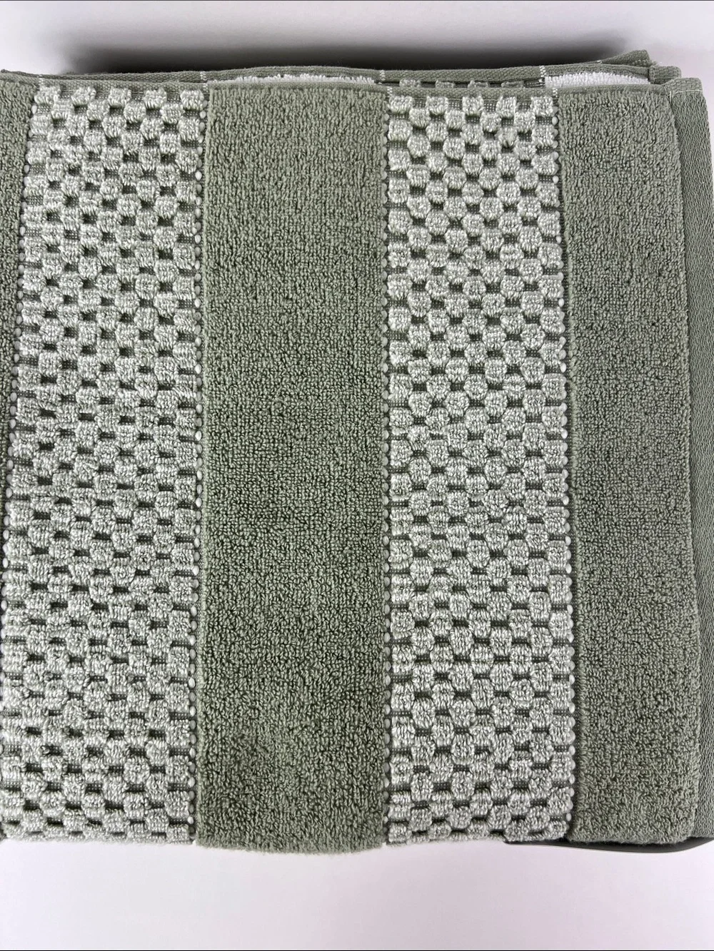 DKNY Bath Towel Set Sage Green White Plush Cotton Zero Twist Set of 2 NEW